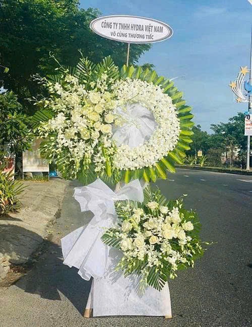 Vòng hoa trắng cổ điển