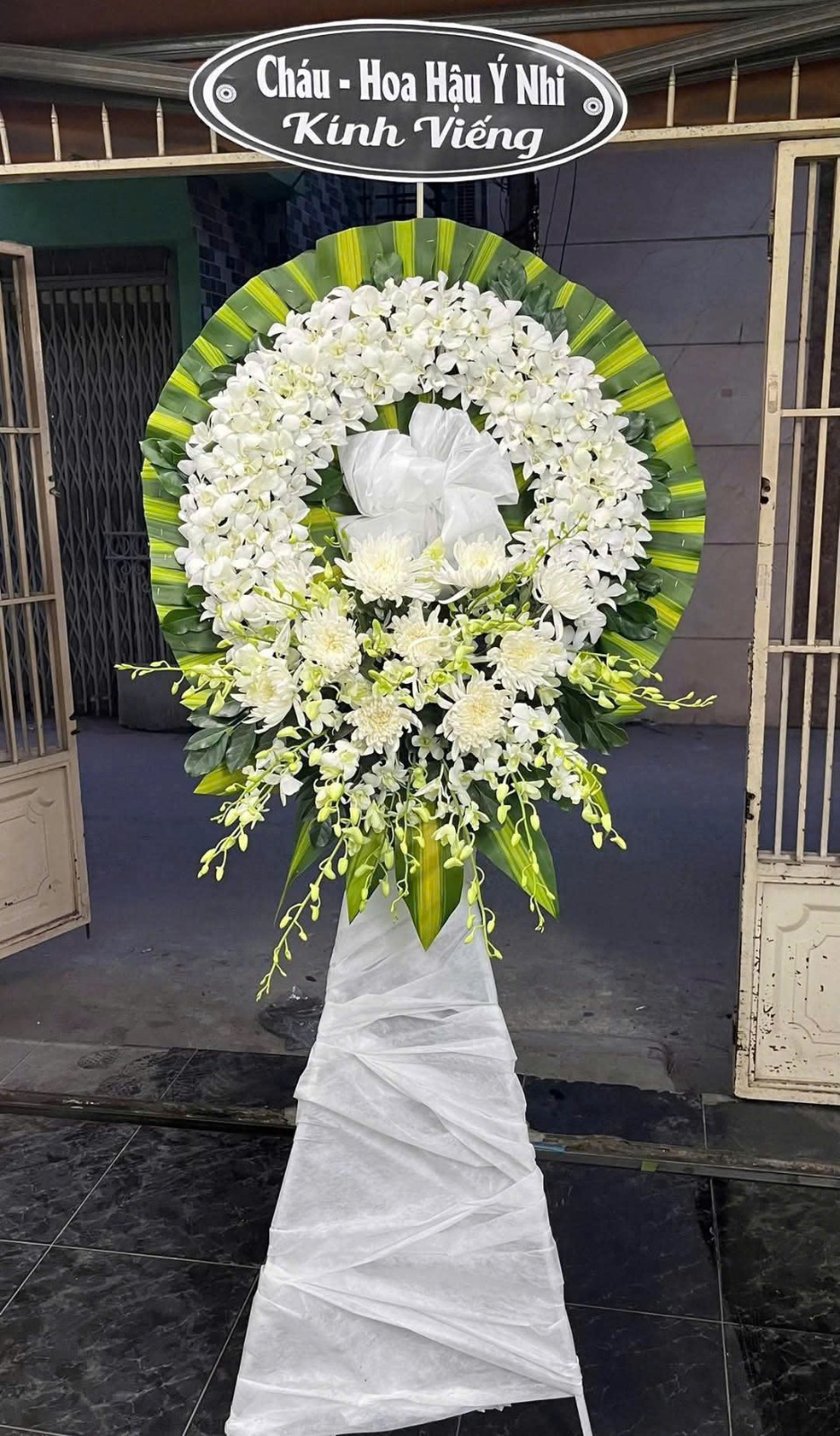 Vòng hoa lan trắng