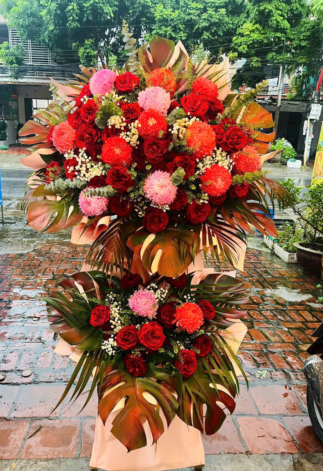 Kệ hoa khai trương đỏ