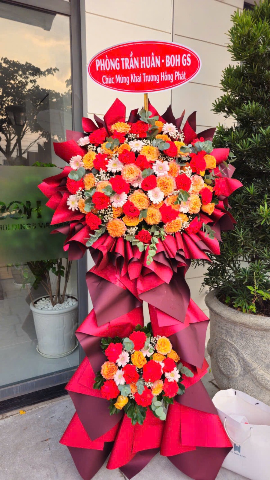 Kệ đỏ cam khai trương